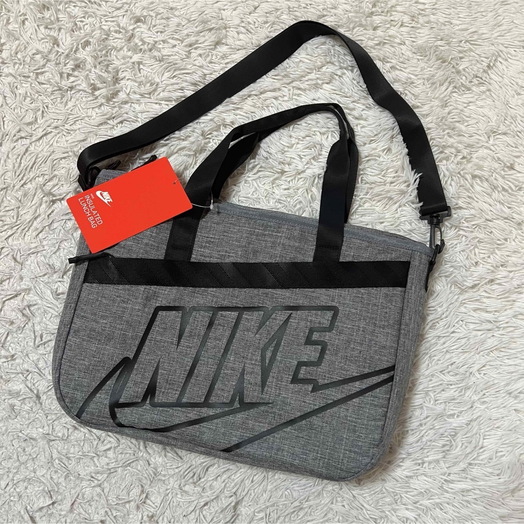 NIKE(ナイキ)の【新品】ナイキ　NIKE レッスンバッグ　トートバッグ　グレー図書バッグ入学準備 キッズ/ベビー/マタニティのこども用バッグ(レッスンバッグ)の商品写真