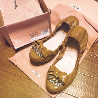 ミュウミュウ(miumiu)のmiumiuフラットバレエシューズビジューリボン キャメル 靴 新品 未使用(その他)