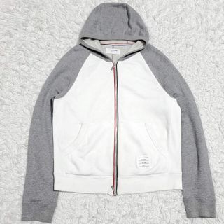 トムブラウン(THOM BROWNE)の美品 M トムブラウン パーカー 白 グレー トリコロール フード 日本製 2(パーカー)