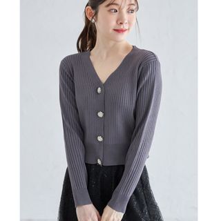 トッコクローゼット(TOCCO closet)のフラワービジュー付きショート丈リブニットカーディガン　(カーディガン)