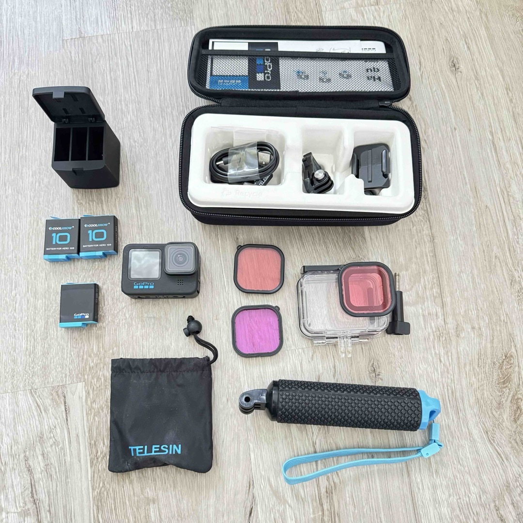 GoPro(ゴープロ)のgopro hero10 本体＋周辺機器 バッテリーセット スマホ/家電/カメラのカメラ(コンパクトデジタルカメラ)の商品写真