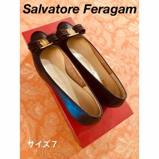 サルヴァトーレフェラガモ(Salvatore Ferragamo)の美品！Salvatore Feragamo型押しクロコ ヴァラ リボンパンプス(ハイヒール/パンプス)