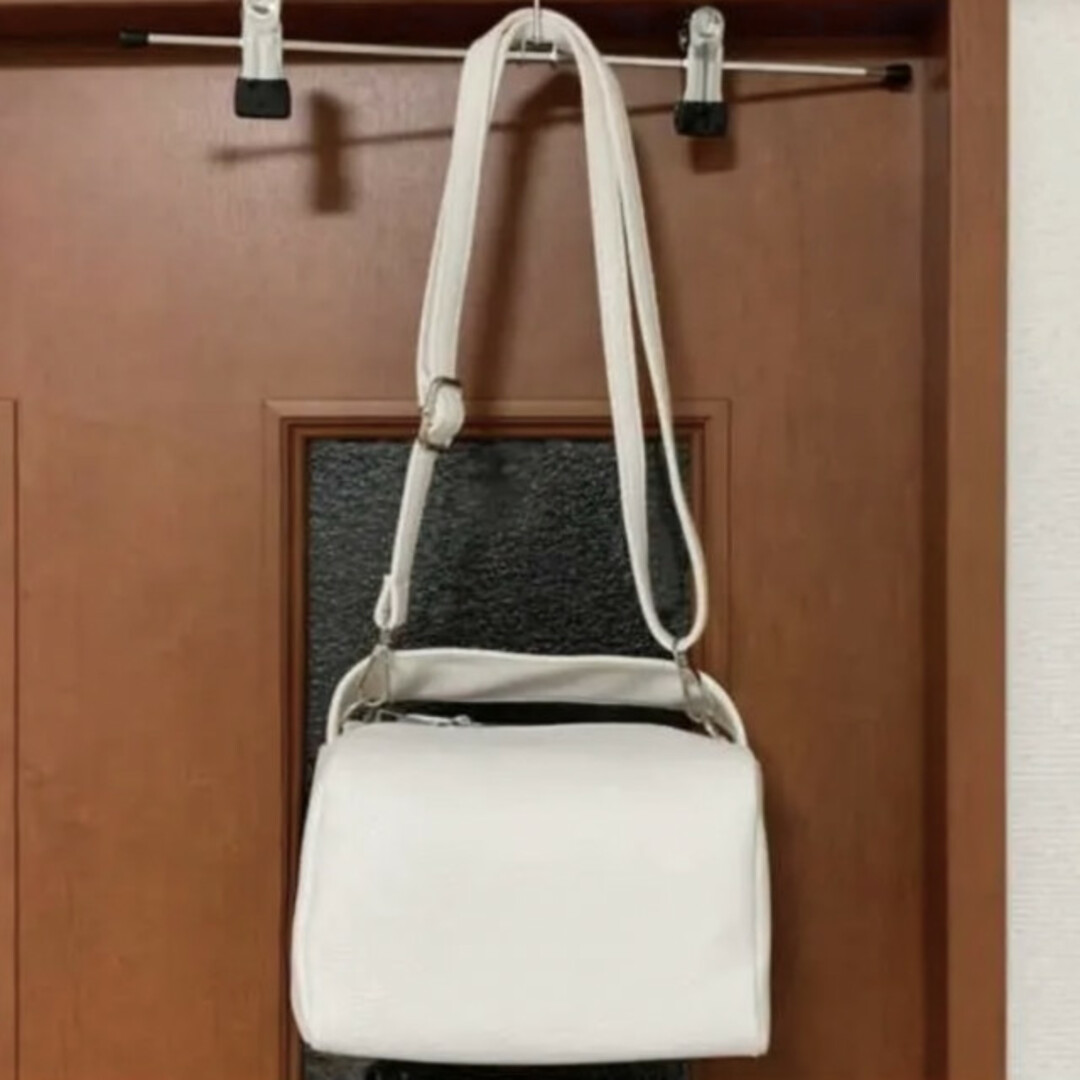 ✿スクエアボックス ショルダーバッグ おしゃれ ブラック 白 大人気 綺麗 美品 レディースのバッグ(ショルダーバッグ)の商品写真