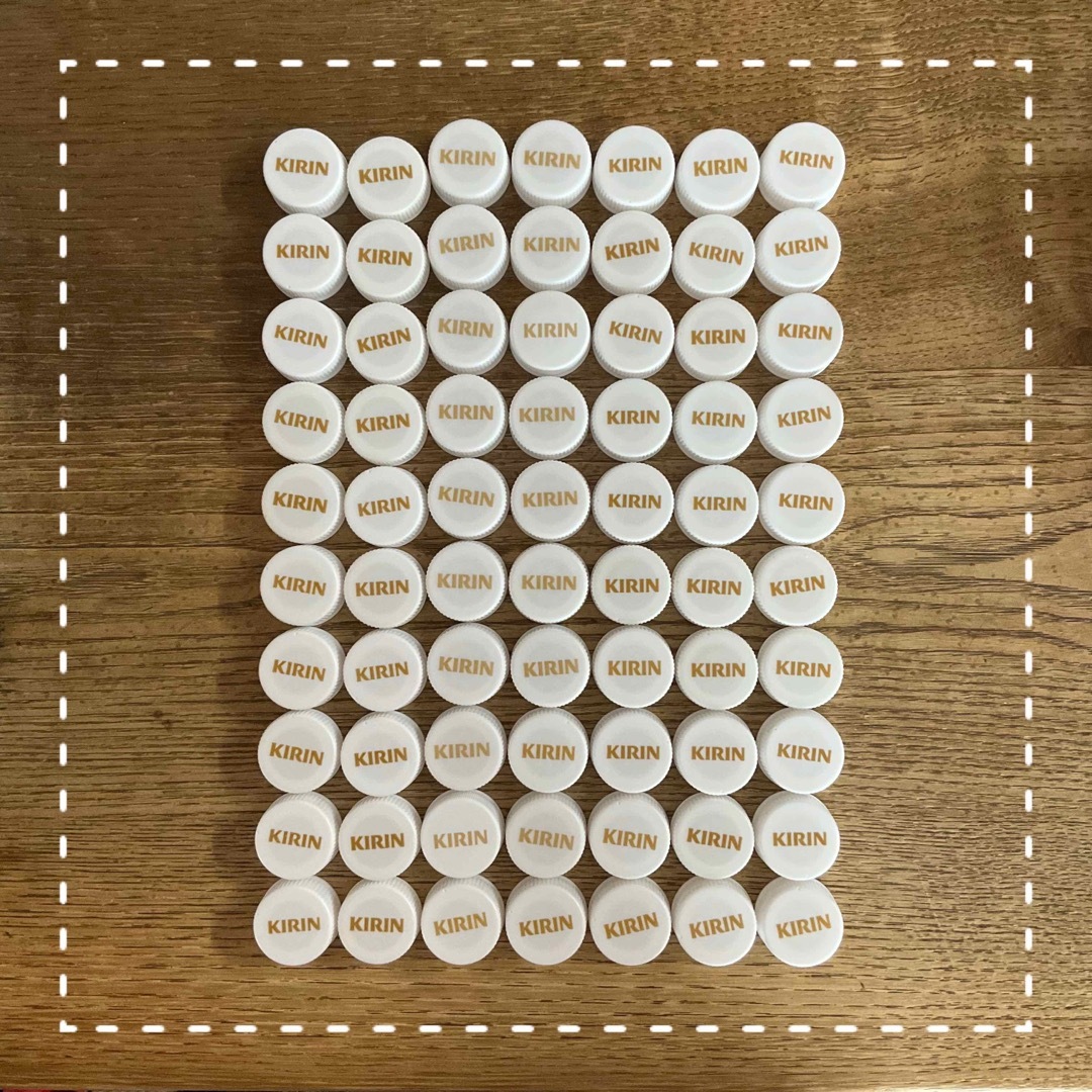 ペットボトルキャップ 白 70個 KIRIN ハンドメイドの素材/材料(各種パーツ)の商品写真