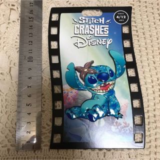 スティッチ(STITCH)の② リトルマーメイド　ディズニー　マンスリー　スティッチ　バッジ　ピン　アリエル(バッジ/ピンバッジ)