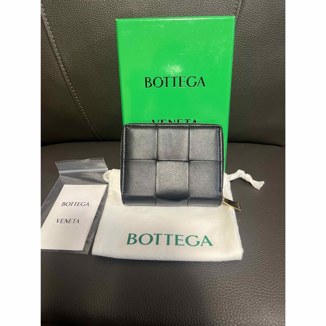 Bottega Veneta(ボッテガヴェネタ)のボッテガヴェネタ　スモール カセット 二つ折りファスナーウォレット レディースのファッション小物(財布)の商品写真