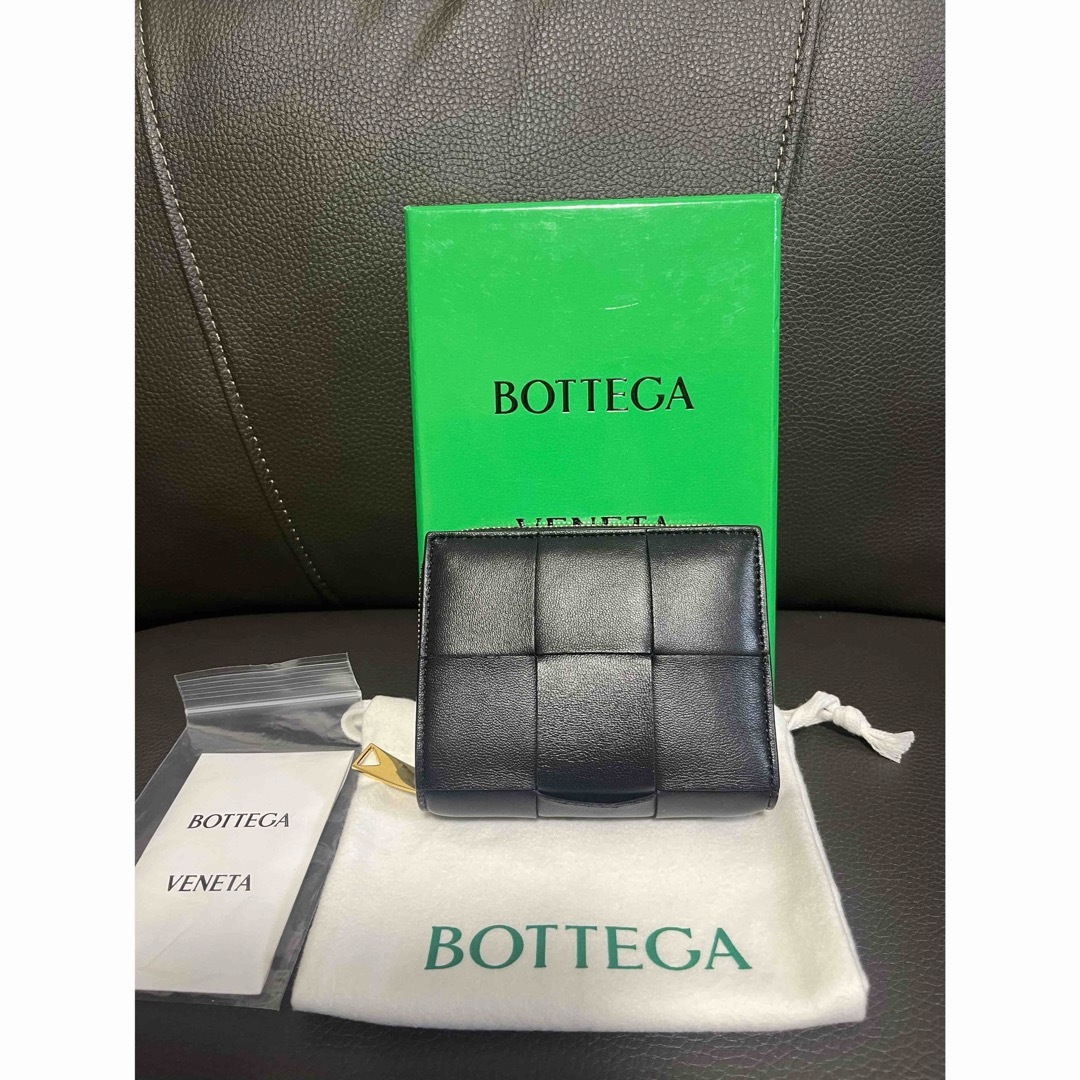 Bottega Veneta(ボッテガヴェネタ)のボッテガヴェネタ　スモール カセット 二つ折りファスナーウォレット レディースのファッション小物(財布)の商品写真