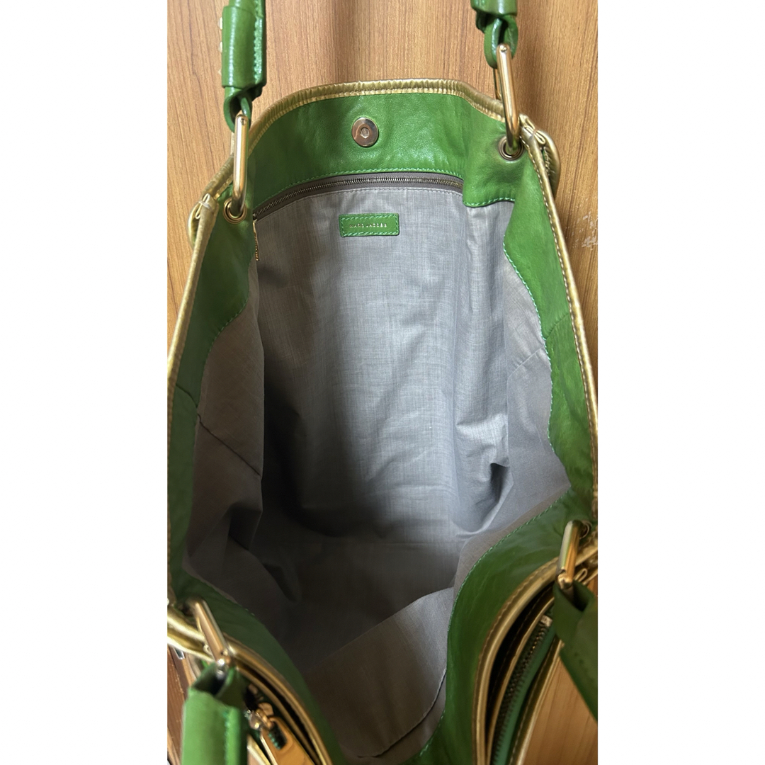 MARC JACOBS(マークジェイコブス)のマークジェイコブス 限定色グリーン エナメルハンドバック レディースのバッグ(ハンドバッグ)の商品写真