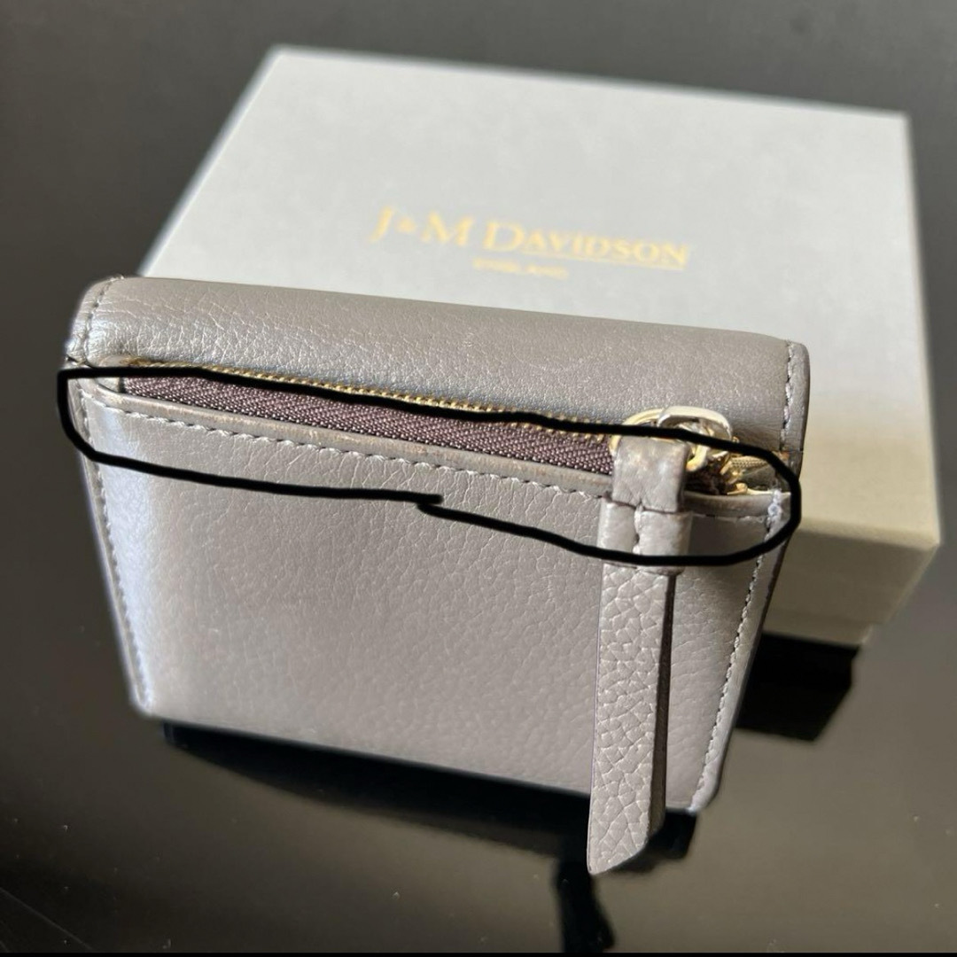 J&M DAVIDSON(ジェイアンドエムデヴィッドソン)のJ&M DAVIDSON（ジェイアンドエム デヴィッドソン）三つ折り財布 レディースのファッション小物(財布)の商品写真