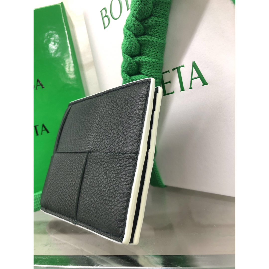 Bottega Veneta(ボッテガヴェネタ)のボッテガヴェネタ カセット  二つ折りウォレット 財布 黒 メンズのファッション小物(折り財布)の商品写真