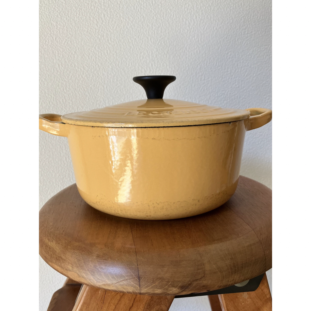 LE CREUSET(ルクルーゼ)の【欠け有り】冷めにくい鍋　ル・クルーゼ　ココットロンド18cm　イエロー インテリア/住まい/日用品のキッチン/食器(鍋/フライパン)の商品写真