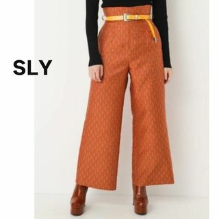 スライ(SLY)のSLY スライ　パンツ　ワイド　ジャカード　オレンジ　ワイド　光沢感　総柄(カジュアルパンツ)