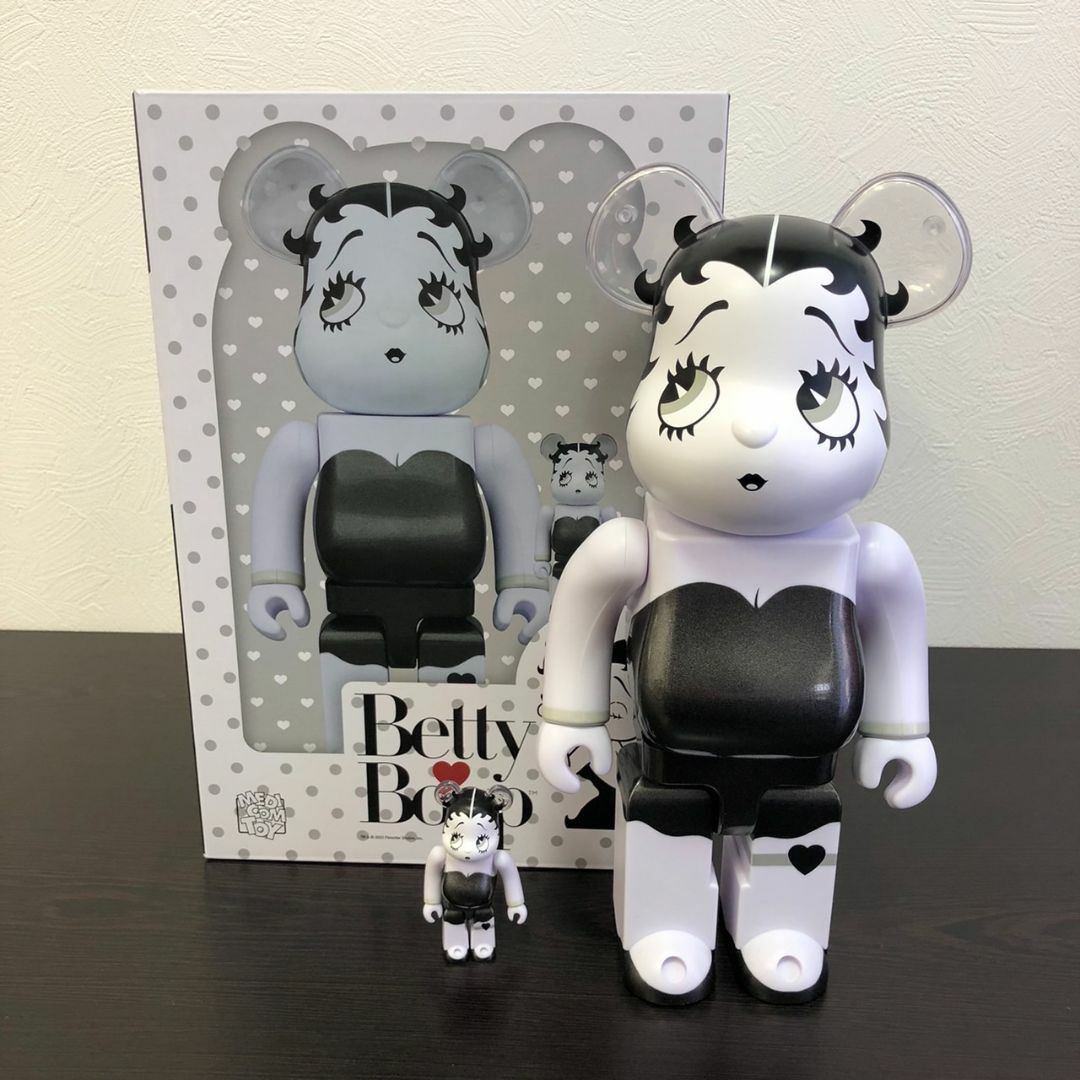 BE@RBRICK(ベアブリック)の【美品！】ベアブリック　ベティ　400％＆100％ エンタメ/ホビーのフィギュア(その他)の商品写真