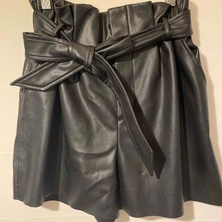 ザラ(ZARA)のレザーショートパンツ　ハーフパンツ　ZARA(ショートパンツ)