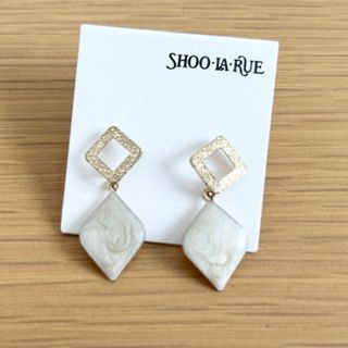 シューラルー(SHOO・LA・RUE)のピアス　ゴールド　ホワイト(ピアス)