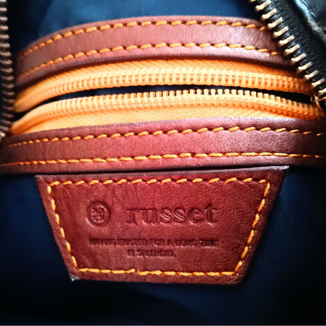 Russet(ラシット)の大変上品でシックなデザインが高級な雰囲気を盛り上げます クラシックな感じが貴重 レディースのバッグ(ショルダーバッグ)の商品写真