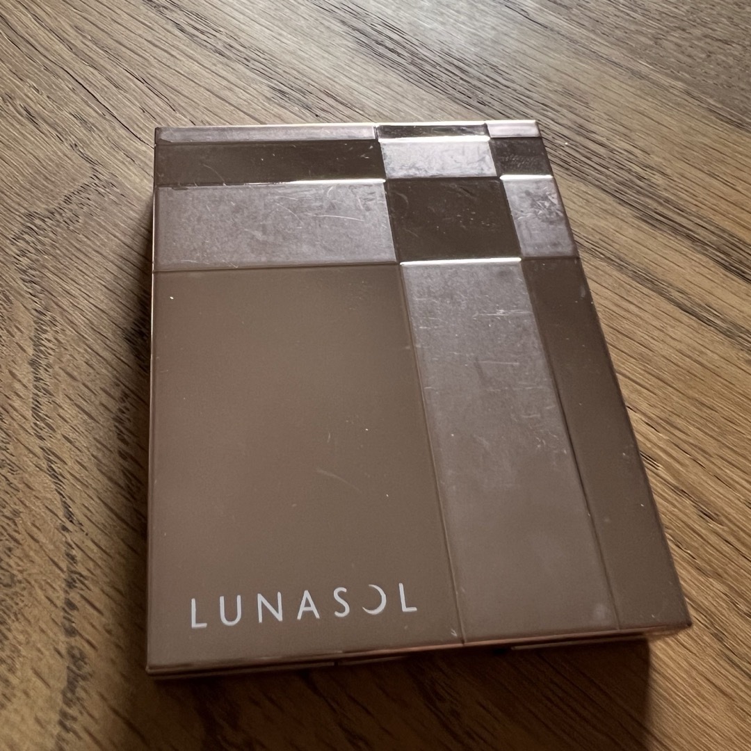 LUNASOL(ルナソル)のルナソルアイシャドウ　スキンモデリングアイズ コスメ/美容のベースメイク/化粧品(アイシャドウ)の商品写真