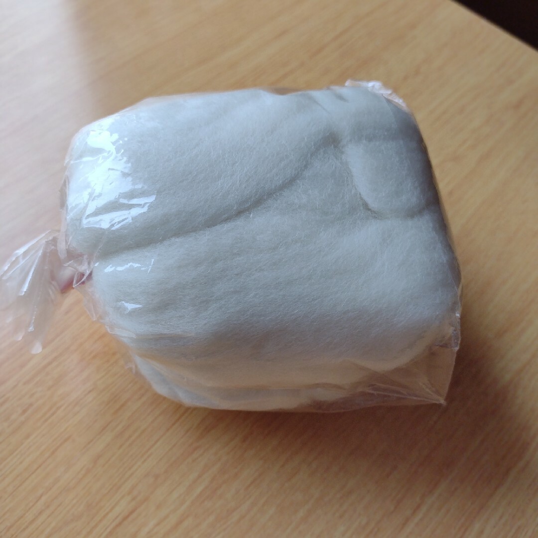 【未使用品】ハマナカ　フェルト羊毛　ホワイト ハンドメイドの素材/材料(その他)の商品写真