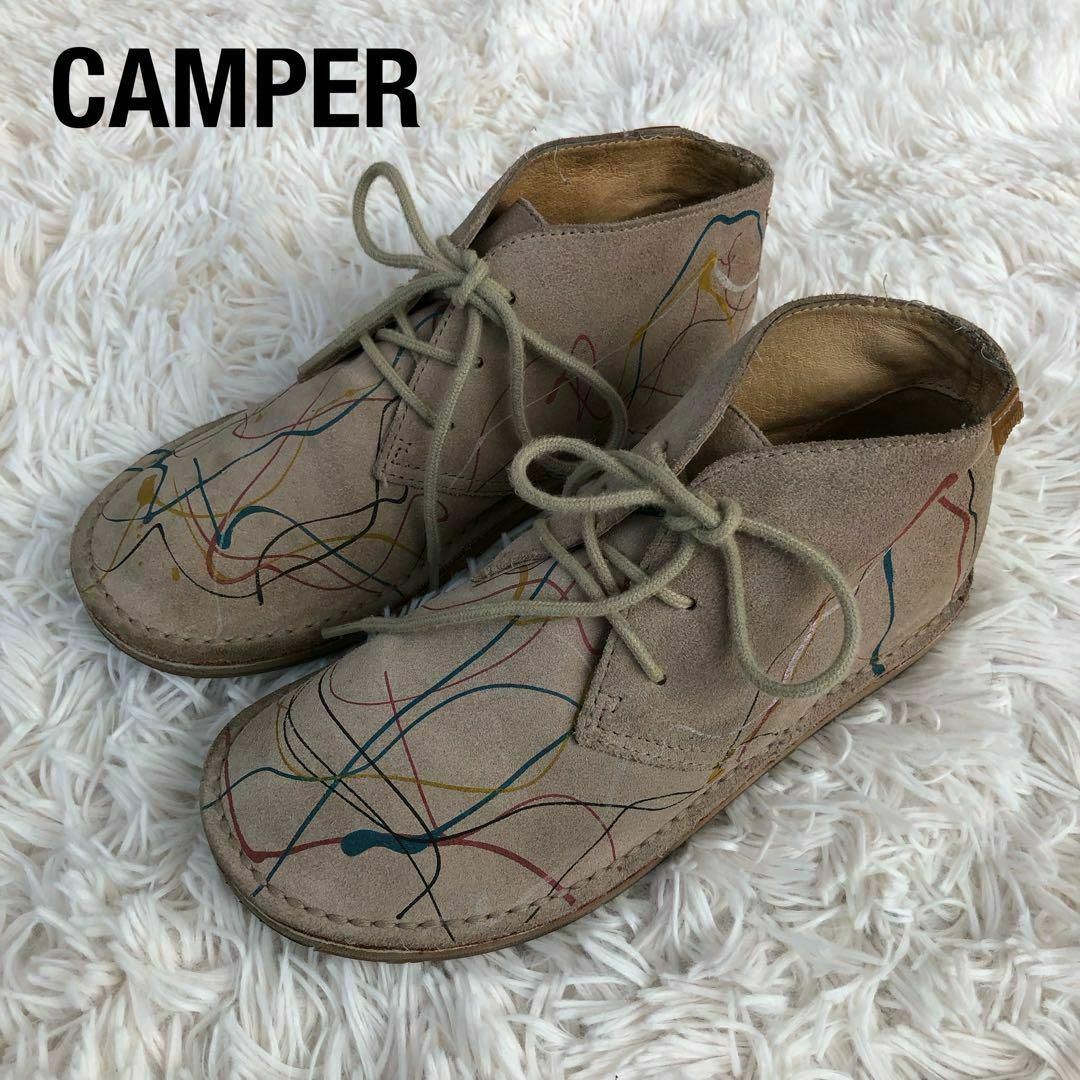 CAMPER(カンペール)のCAMPERカンペールペンキ加工チャッカーブーツ　スエードベージュ レディースの靴/シューズ(ブーツ)の商品写真