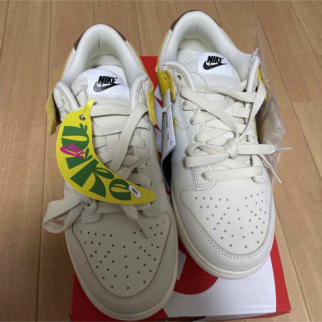 NIKE(ナイキ)の値下げ！NIKE ウィメンズ dunk low LX banana 24cm レディースの靴/シューズ(スニーカー)の商品写真