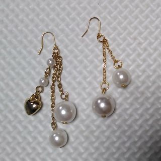 パール風ピアス　アシンメトリー　左右非対称　ハート(ピアス)