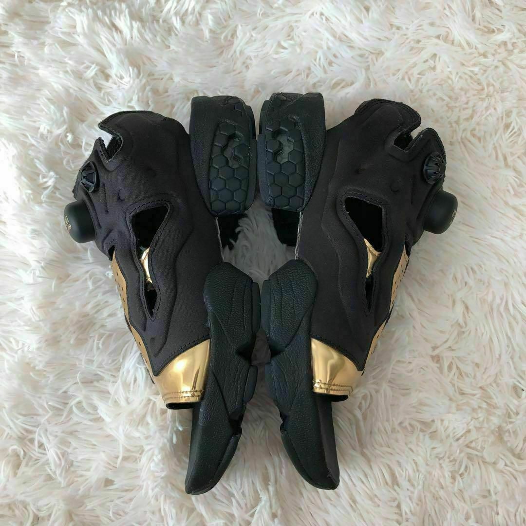 Reebok(リーボック)のリーボックReebok　インスタポンプフューリー　サンダル　黒金ブラック レディースの靴/シューズ(サンダル)の商品写真