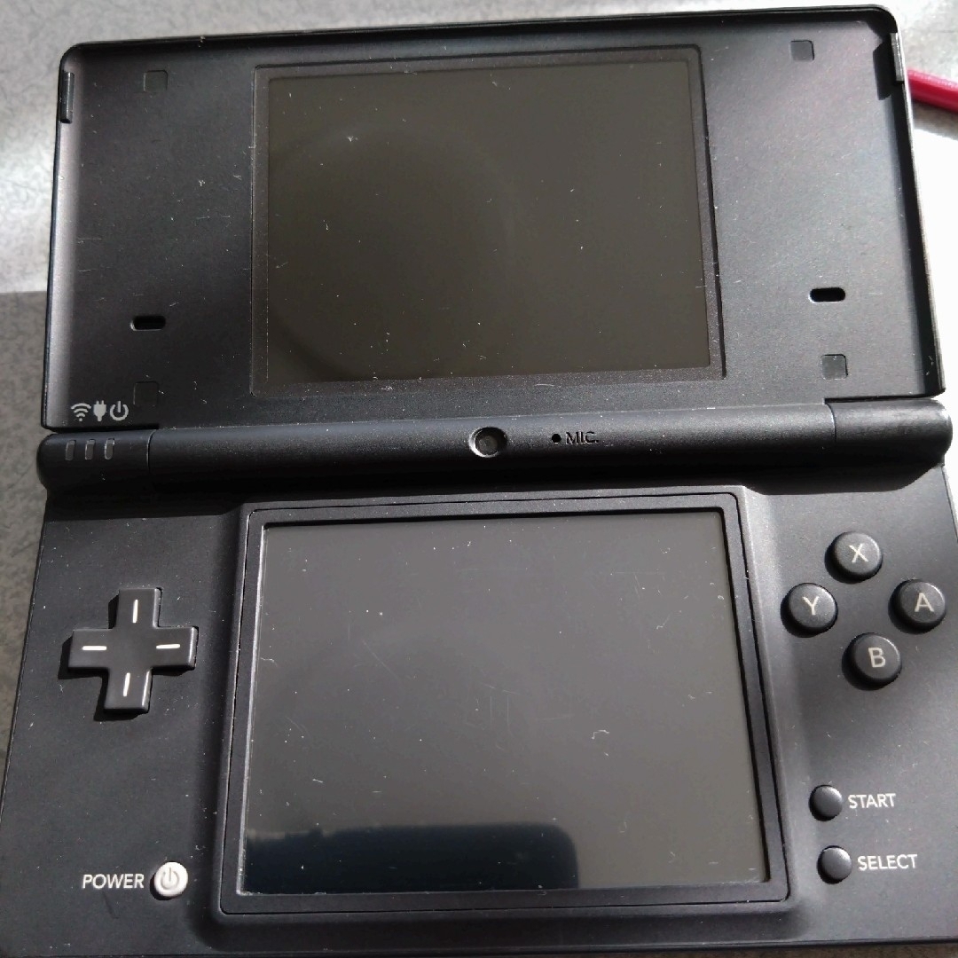 ニンテンドーDSi 本体 ポケモンブラック 限定品 エンタメ/ホビーのゲームソフト/ゲーム機本体(携帯用ゲーム機本体)の商品写真