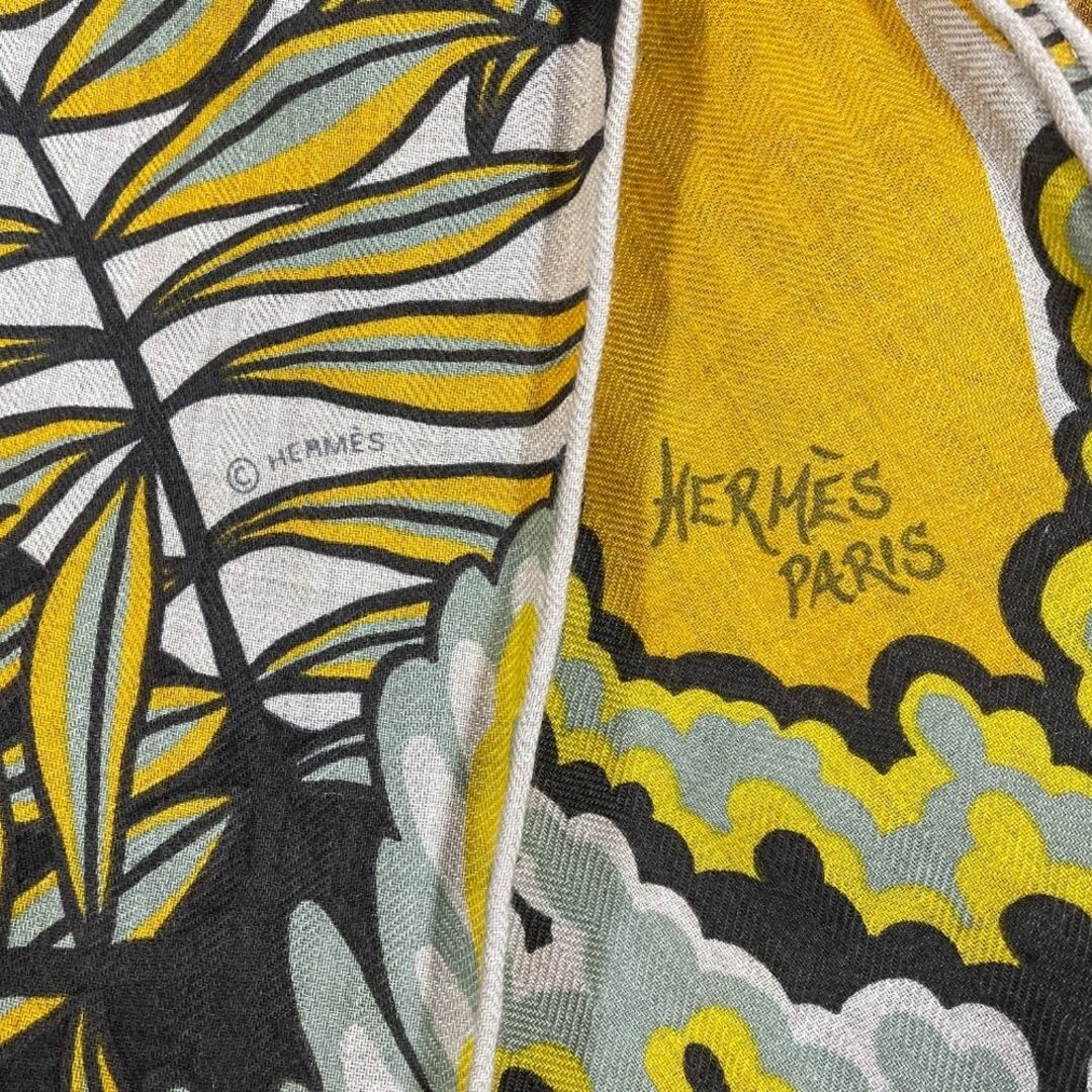 Hermes(エルメス)のHERMES エルメス カシミア シルク スカーフ カレジェアン140 THE THREE GRACES 三美神 キリン イエロー 正規品 / 33969 レディースのファッション小物(バンダナ/スカーフ)の商品写真