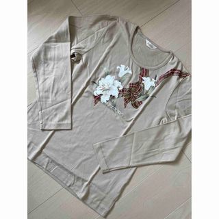 インゲボルグ(INGEBORG)の☆美品　インゲボルグ  ユリ、リボンプリント　Tシャツ　日本製(Tシャツ(半袖/袖なし))