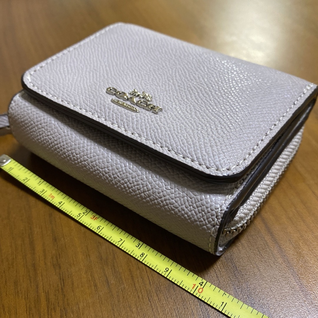 COACH(コーチ)のグレージュ 本革 三つ折り財布 coach レディースのファッション小物(財布)の商品写真