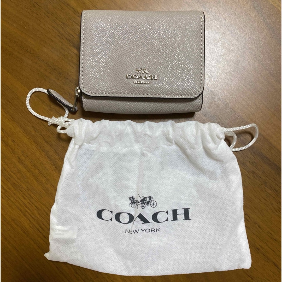 COACH(コーチ)のグレージュ 本革 三つ折り財布 coach レディースのファッション小物(財布)の商品写真
