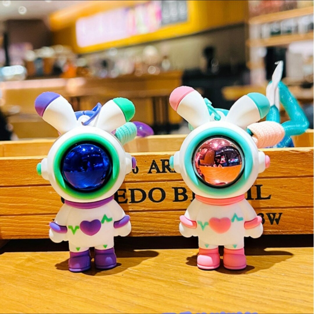 宇宙服　うさぎ　チャーム　キーホルダー　ピンク バッグチャーム　かわいい　韓国 レディースのファッション小物(キーホルダー)の商品写真