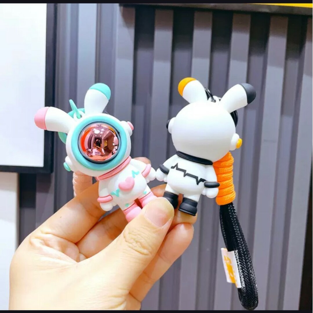 宇宙服　うさぎ　チャーム　キーホルダー　ピンク バッグチャーム　かわいい　韓国 レディースのファッション小物(キーホルダー)の商品写真