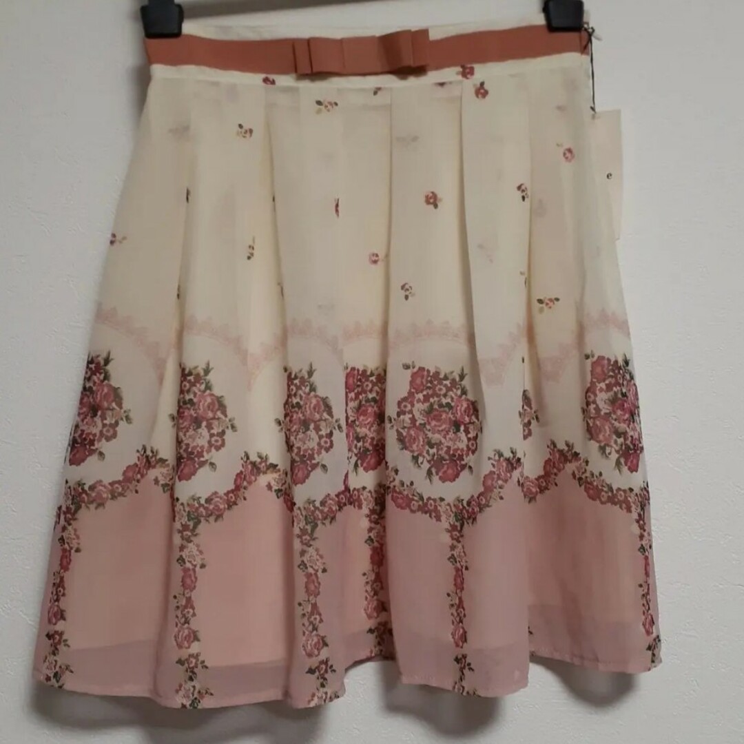 花柄スカート　新品　未使用　タグ付き　ピンクの小花柄　可愛いスカート レディースのスカート(ひざ丈スカート)の商品写真