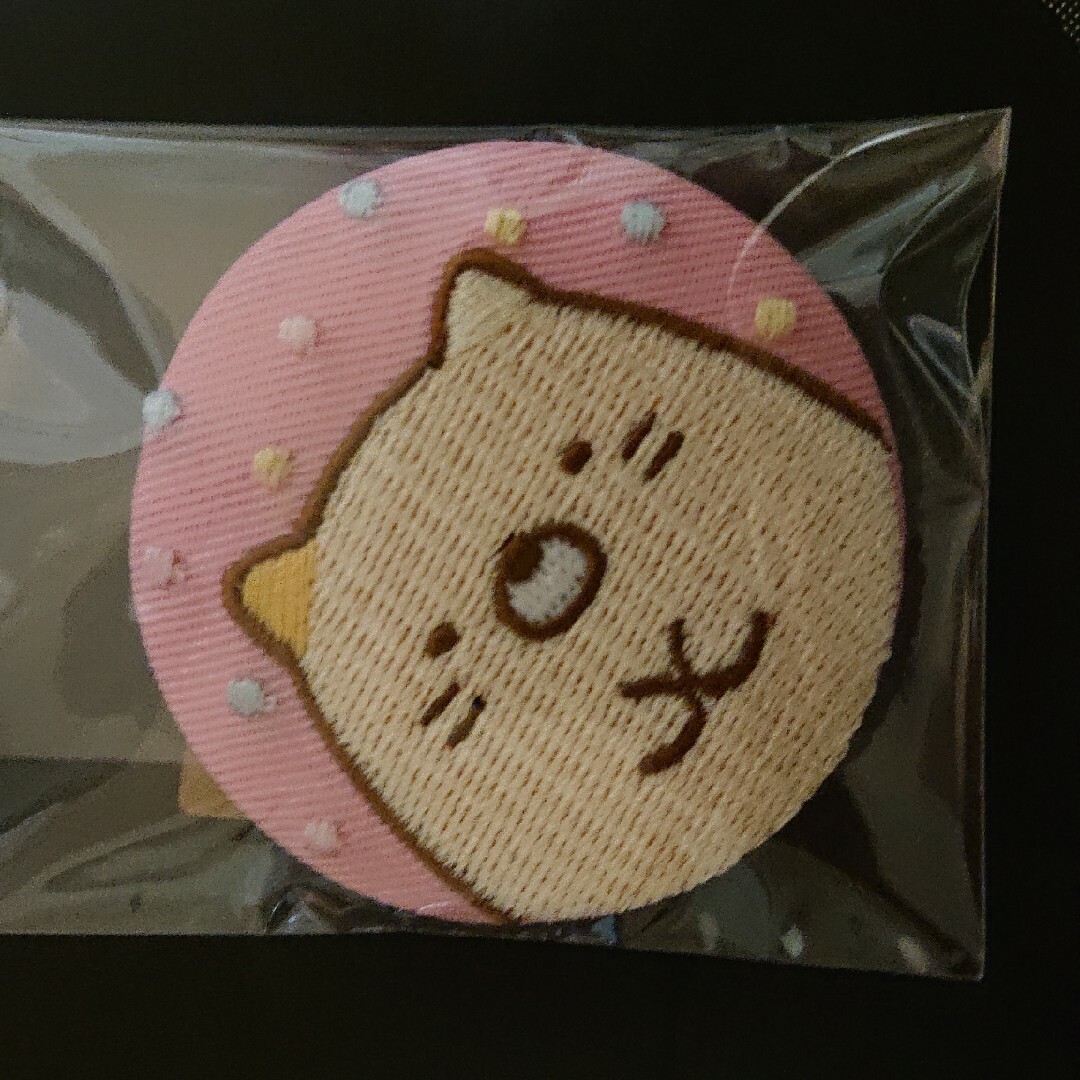 刺繍缶バッチ  すみっコぐらし  ねこ エンタメ/ホビーのおもちゃ/ぬいぐるみ(キャラクターグッズ)の商品写真