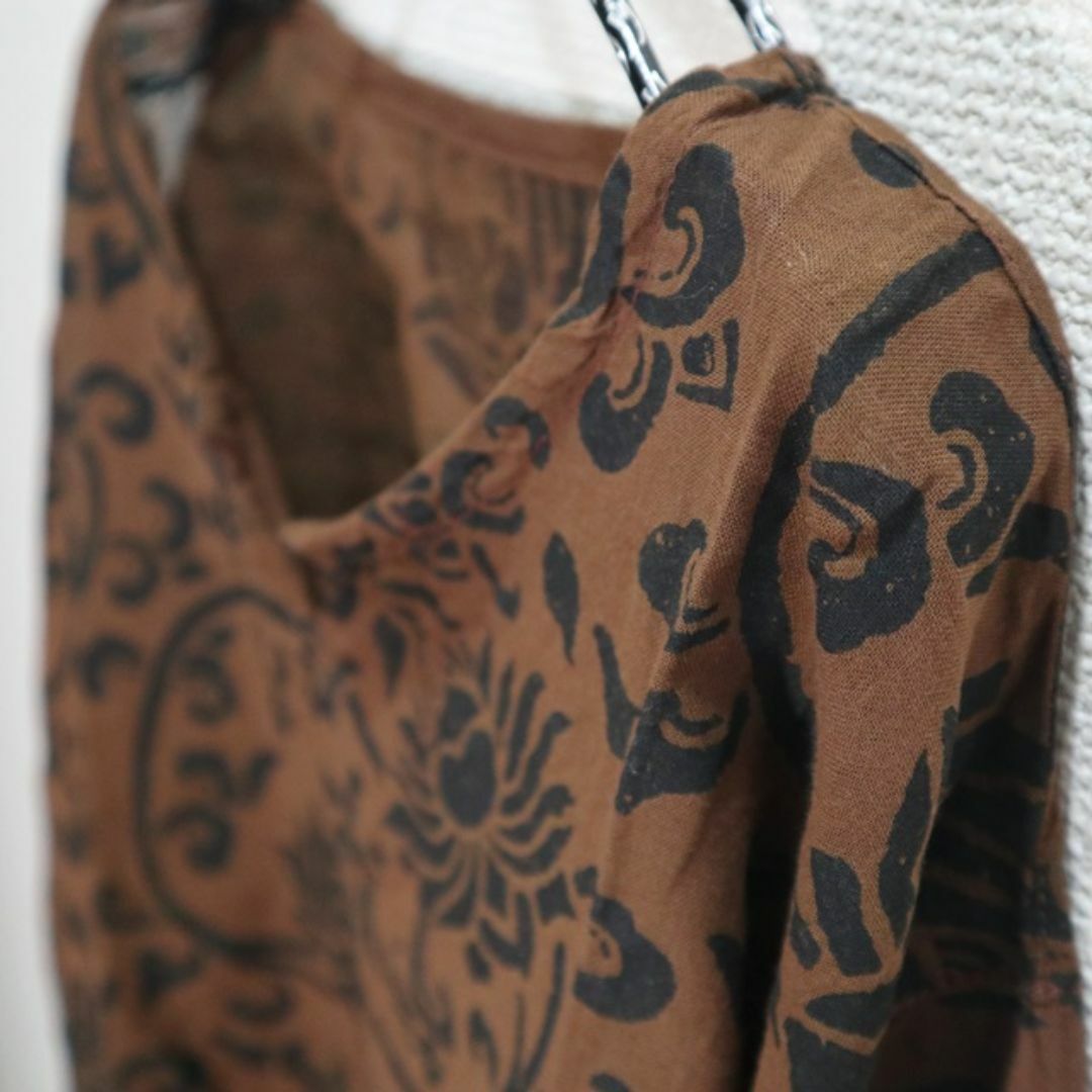 【新品】エスニックコットンシャツ　長袖 ボタニカル総柄　ブラウン メンズのトップス(Tシャツ/カットソー(七分/長袖))の商品写真