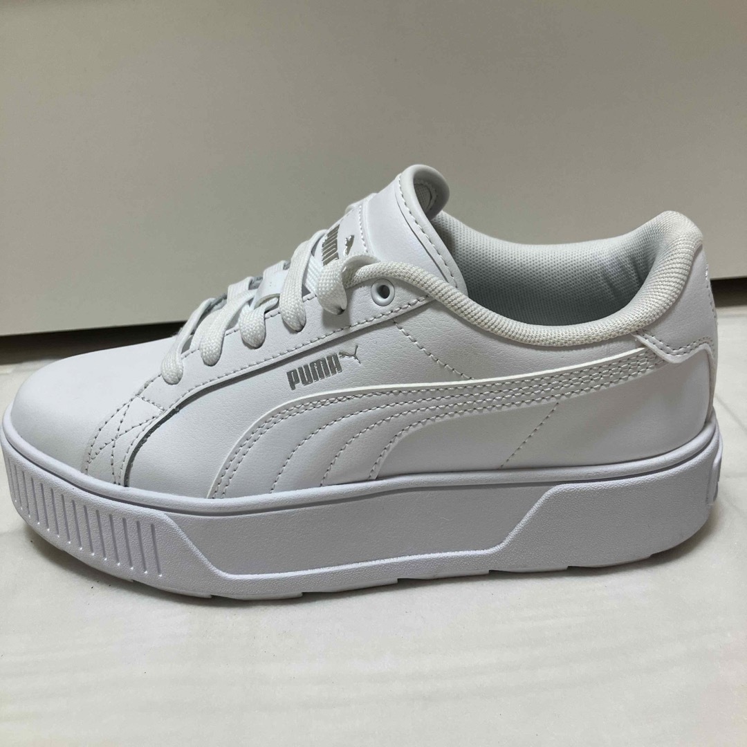 PUMA(プーマ)の【PUMA】 プーマ カルメン L 384615 01WHITE 23.5cm レディースの靴/シューズ(スニーカー)の商品写真