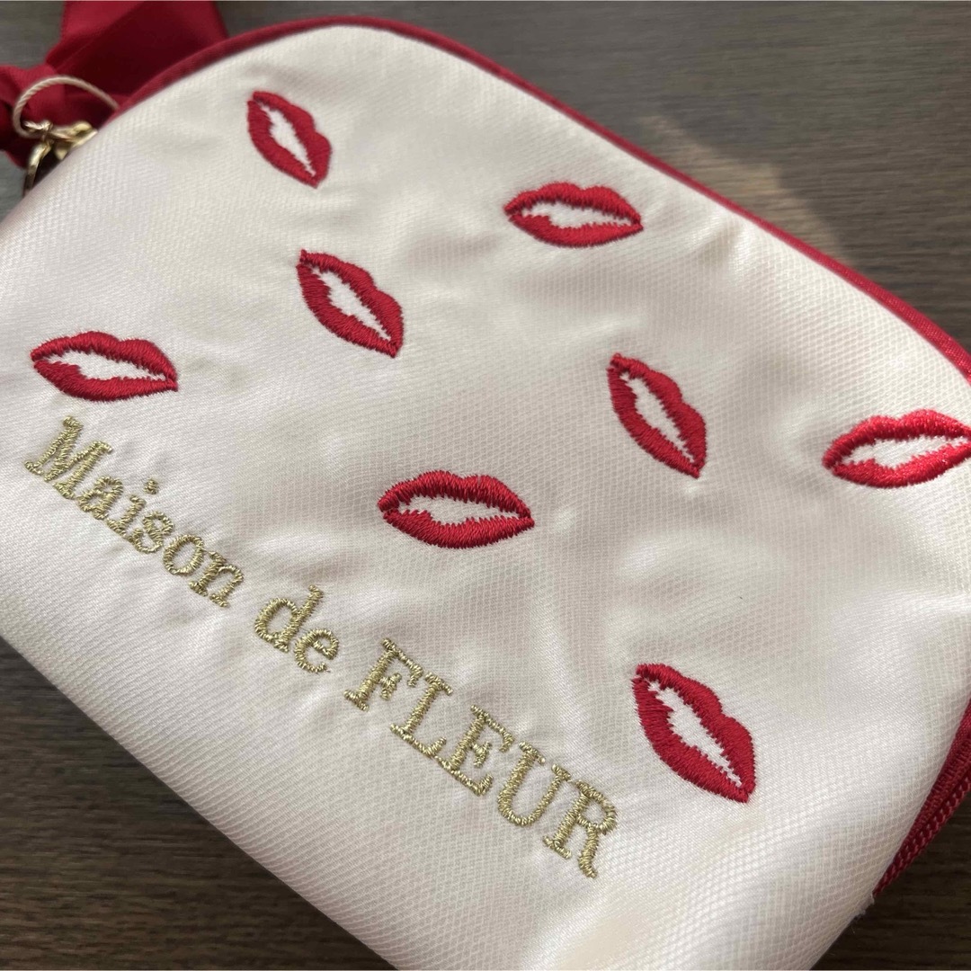 Maison de FLEUR(メゾンドフルール)の【新品】Maison de FLEUR ポーチ ティッシュポーチ リップ柄 唇 レディースのファッション小物(ポーチ)の商品写真