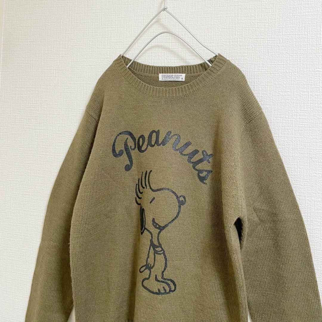 PEANUTS(ピーナッツ)のピーナッツ　ニット　ゆったり　大きめ　カーキ　スヌーピー　男女兼用　ロゴ レディースのトップス(ニット/セーター)の商品写真