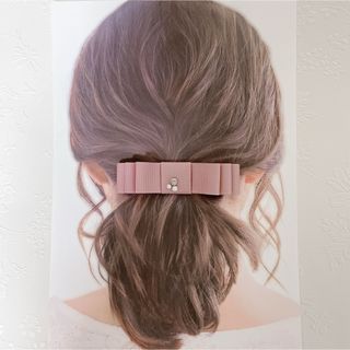 送料無料【パール付リボンバレッタ】ヘアアクセ　可愛い　上品　高見え(バレッタ/ヘアクリップ)