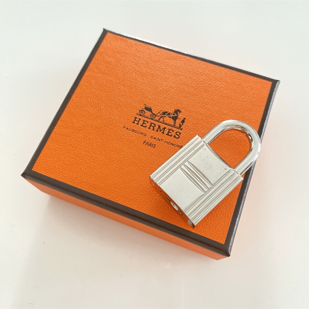 Hermes(エルメス)のHERMESエルメスカデナパドロックシルバー鍵無し箱つきチャームペンダントトップ レディースのアクセサリー(チャーム)の商品写真