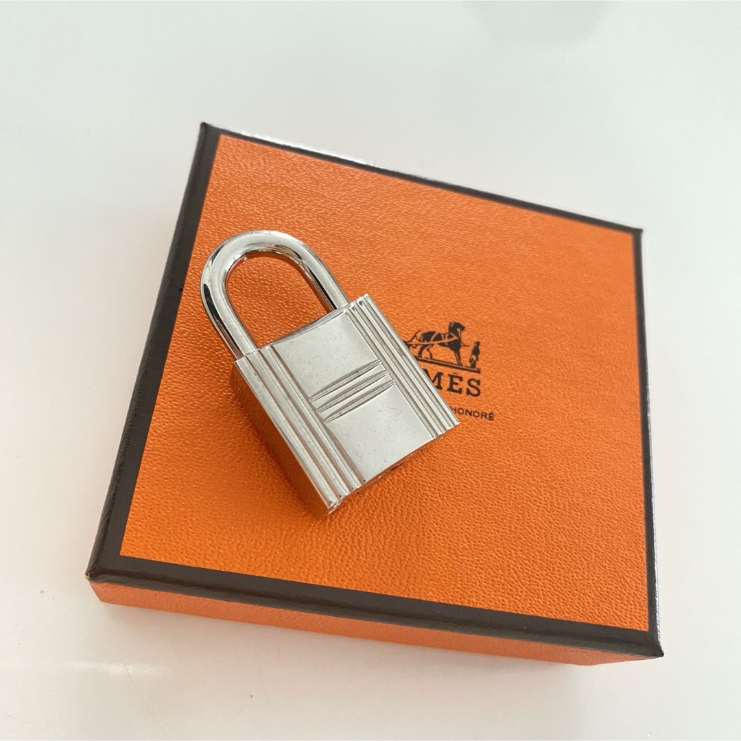 Hermes(エルメス)のHERMESエルメスカデナパドロックシルバー鍵無し箱つきチャームペンダントトップ レディースのアクセサリー(チャーム)の商品写真