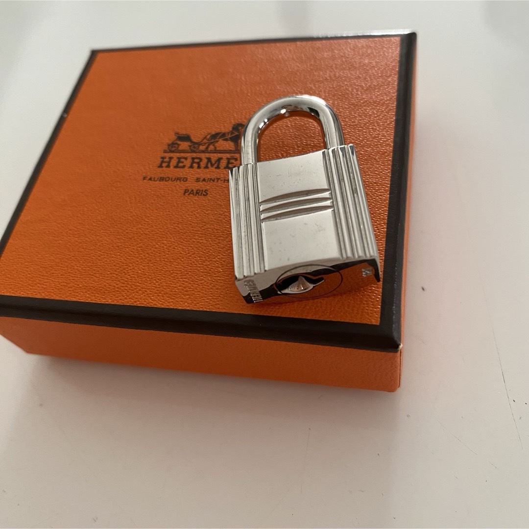 Hermes(エルメス)のHERMESエルメスカデナパドロックシルバー鍵無し箱つきチャームペンダントトップ レディースのアクセサリー(チャーム)の商品写真