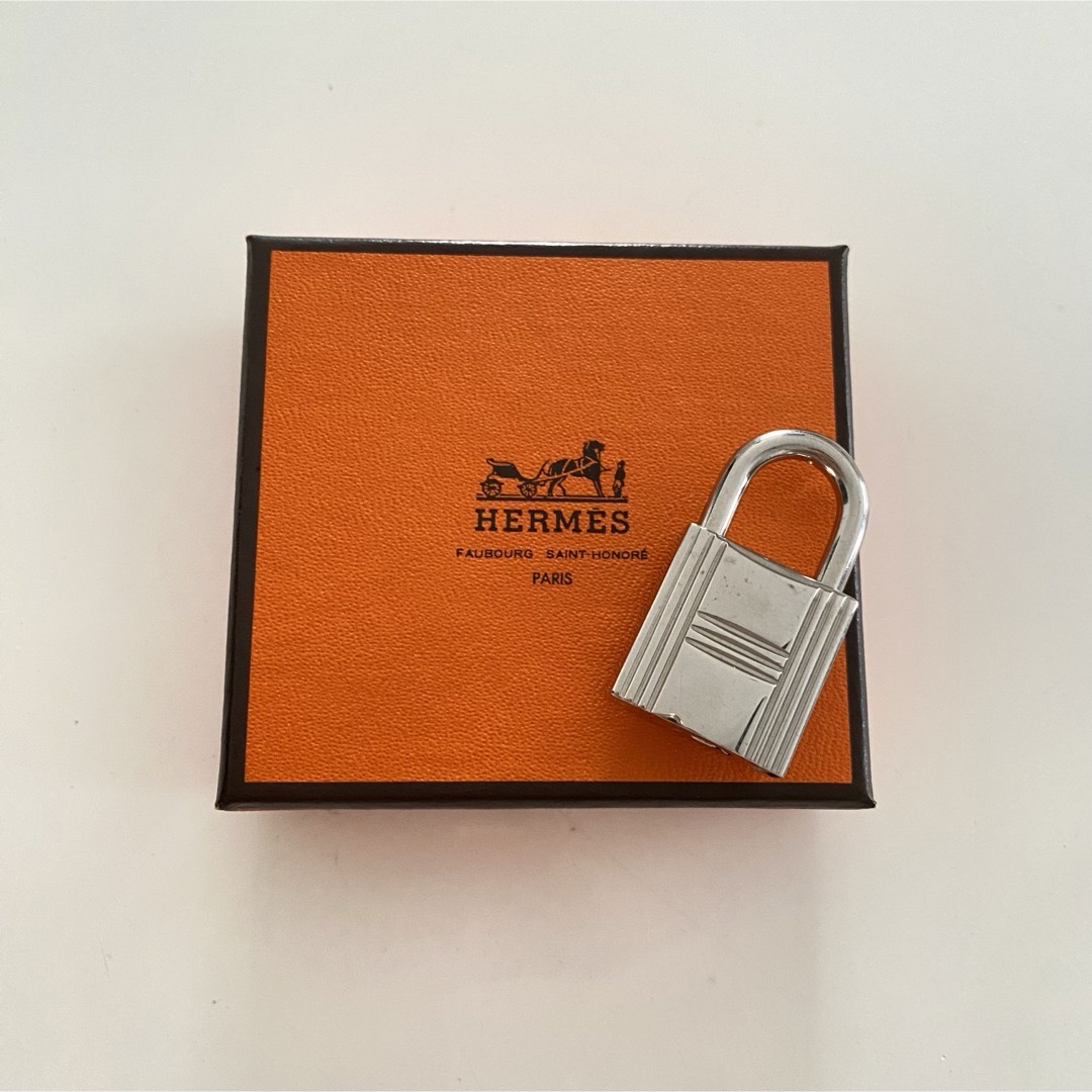 Hermes(エルメス)のHERMESエルメスカデナパドロックシルバー鍵無し箱つきチャームペンダントトップ レディースのアクセサリー(チャーム)の商品写真