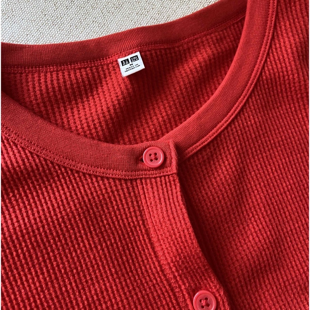 UNIQLO(ユニクロ)のユニクロ クルーネックワッフルカーディガン　レッド　Mサイズ レディースのトップス(カーディガン)の商品写真