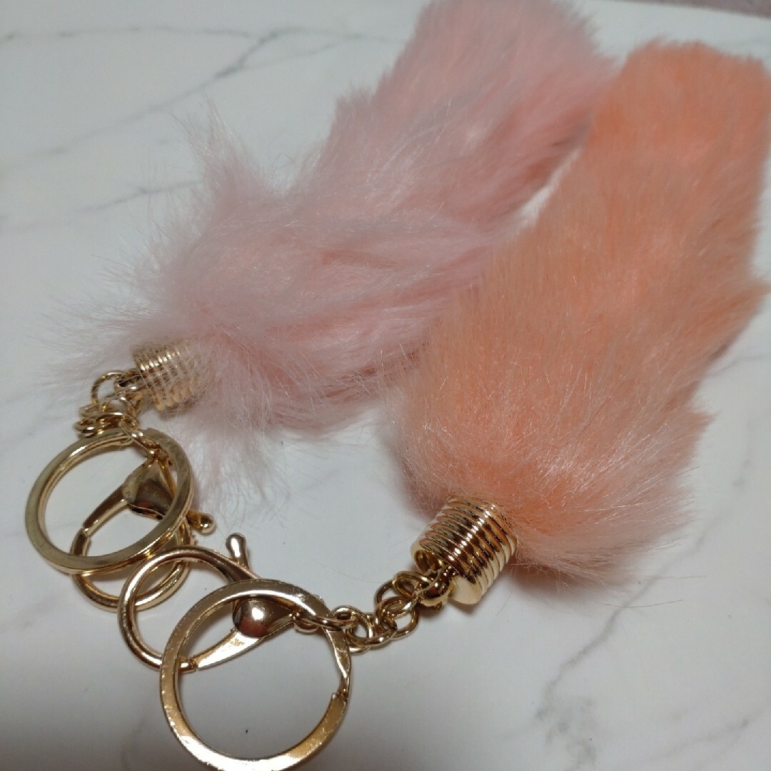 ピンク＆オレンジ　フェイクファーモチーフキーホルダーセット レディースのファッション小物(キーホルダー)の商品写真