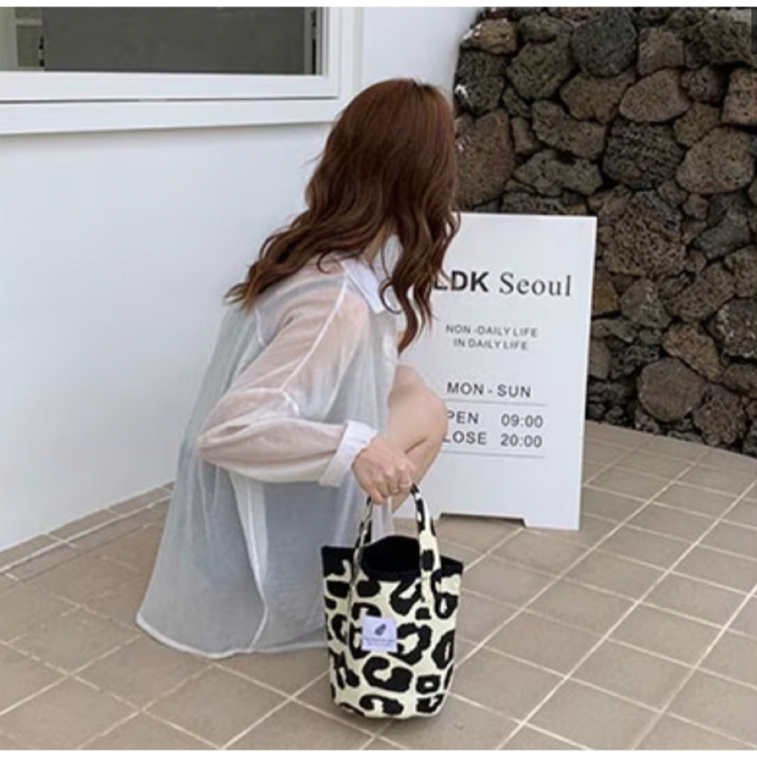 韓国　キャンパストートバッグ　通勤通学　マザーズバック　ショルダー　ワンポイント レディースのバッグ(トートバッグ)の商品写真