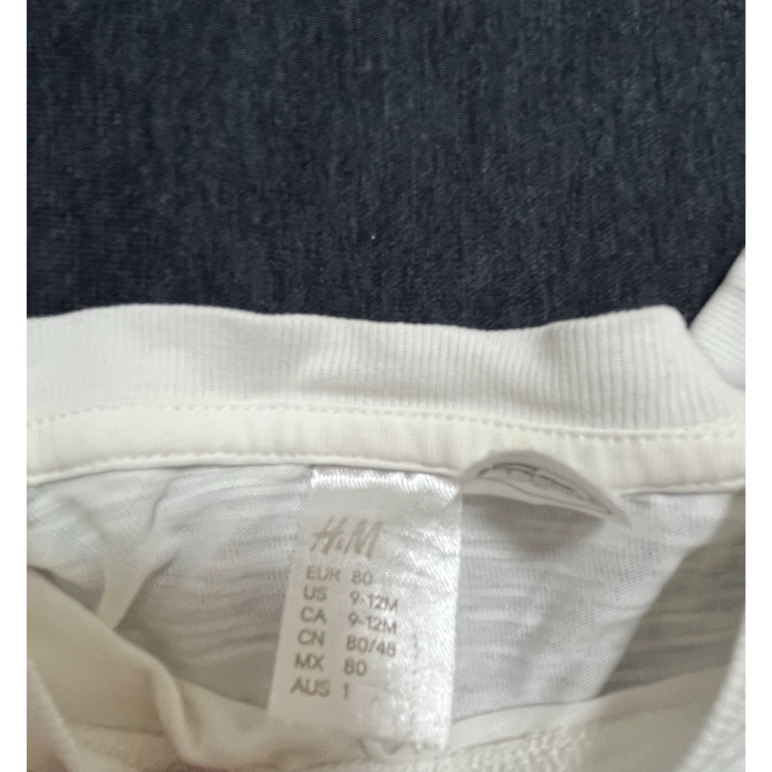 H&M(エイチアンドエム)の白Tシャツ　ミッキー　80  H&M  2枚セット キッズ/ベビー/マタニティのベビー服(~85cm)(Ｔシャツ)の商品写真