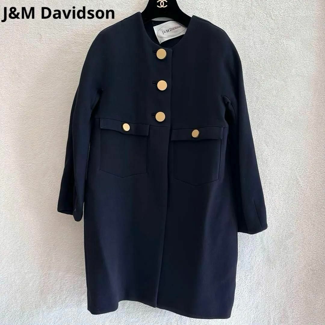 J&M DAVIDSON(ジェイアンドエムデヴィッドソン)のJ&M Davidson ノーカラーコート　金ボタン　紺色　10サイズ レディースのジャケット/アウター(ロングコート)の商品写真