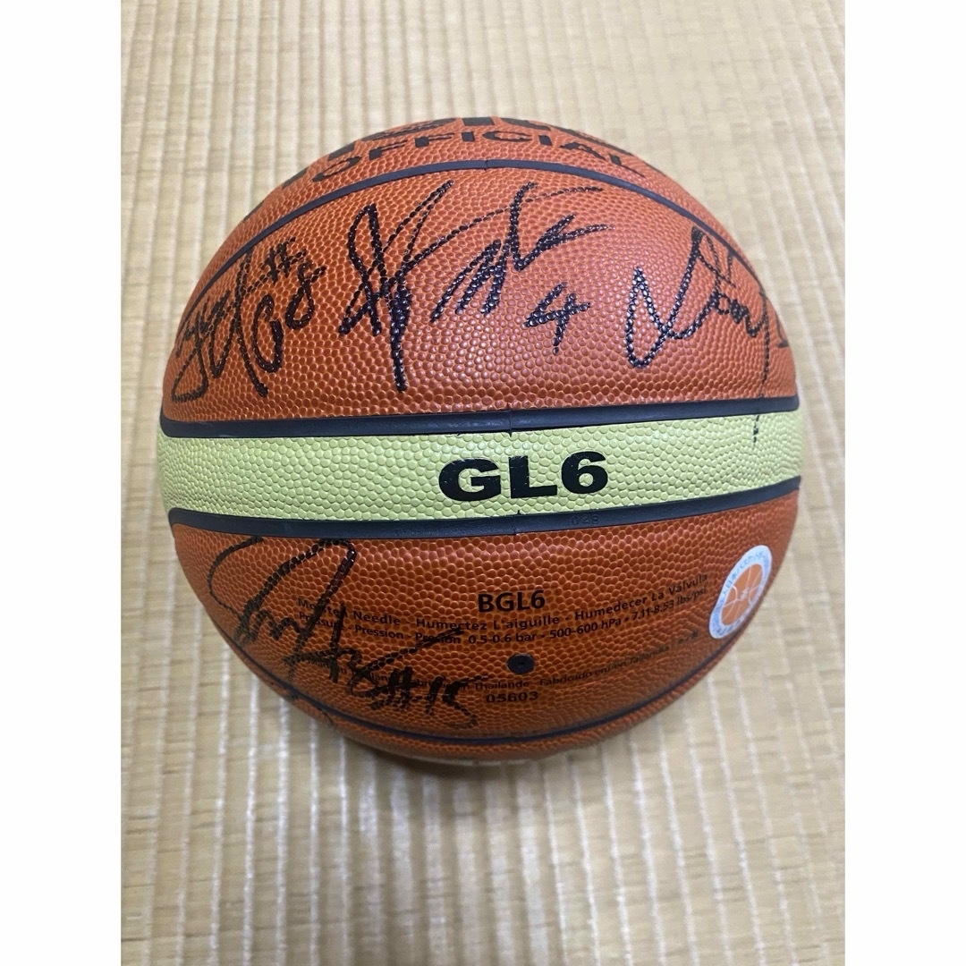 molten(モルテン)の新品　バスケットボール6号　第4回FIBA ASIA cup 男子代表サイン入り エンタメ/ホビーのタレントグッズ(スポーツ選手)の商品写真